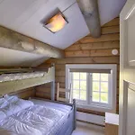 New Timber With Stunning Views & Comfort בקתה *